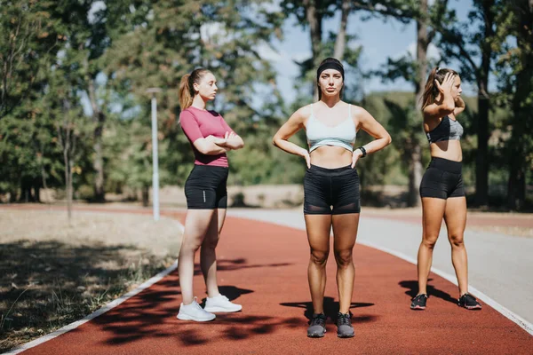 アクティブな女性は 晴れた日を楽しんで公園でジョギングして走ります 彼らはアウトドアを訓練し フィット感と健康を保ち 運動体と柔軟性を示しています — ストック写真
