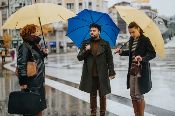 Ortakları Yağmurlu Bir Günde Şemsiye Altında Açık Havada Bir Projeyi — Stok fotoğraf