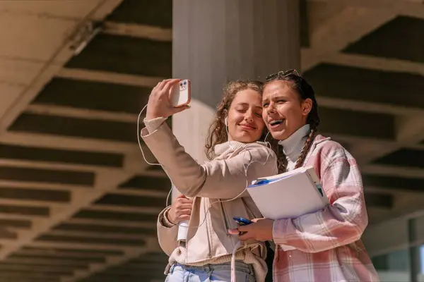 Chicas Lindas Tomando Una Selfie Mientras Escucha Música Los Auriculares — Foto de Stock