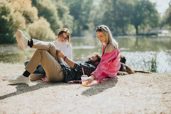 Dos Amigos Despreocupados Una Mujer Hombre Disfrutan Día Soleado Parque — Foto de Stock
