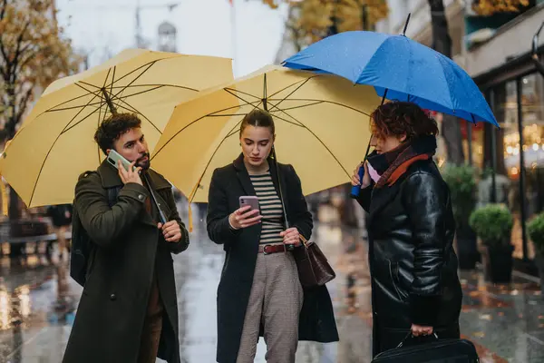Giovani Partner Commerciali Discutono Del Progetto Una Giornata Piovosa Città — Foto Stock