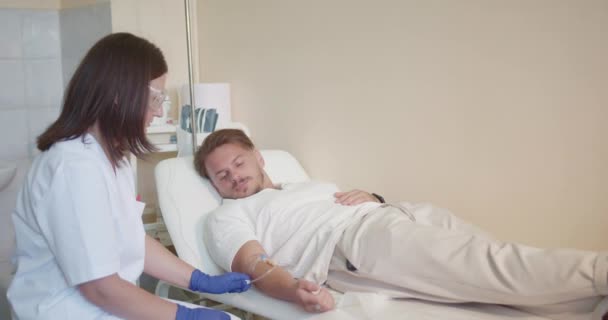 Middelbare Ervaren Medische Verpleegkundige Infusiesnelheid Voor Een Jonge Patiënt Aan — Stockvideo