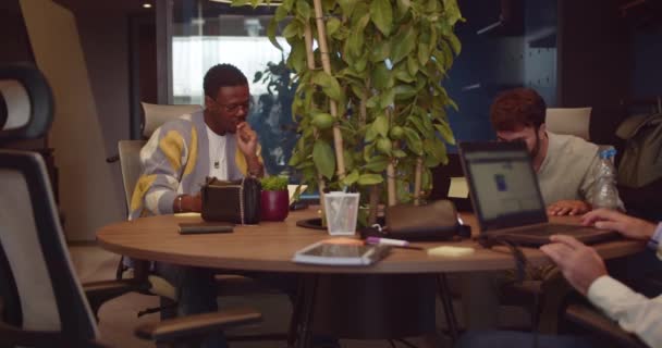 Çalışanlar Şehir Merkezindeki Modern Bir Ofiste Birliği Yapıyorlar Pazar Araştırması — Stok video