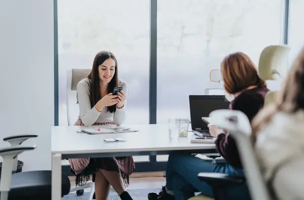 Weibliches Business Team Arbeitet Zusammen Und Diskutiert Ideen Für Wachstum — Stockfoto