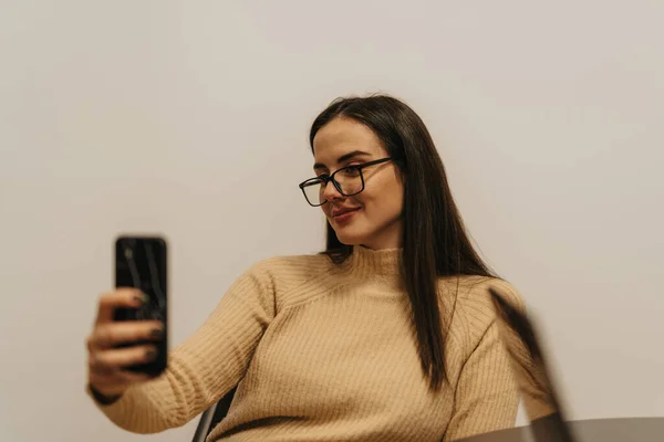 Preciosa Morena Mujer Tomando Una Selfie Durante Descanso Trabajo — Foto de Stock