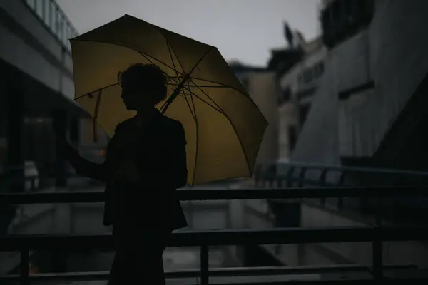 Zakenvrouw Werken Chatten Aan Telefoon Terwijl Het Houden Van Paraplu — Stockfoto
