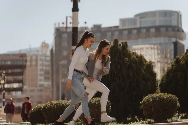 Duas Meninas Andando Por Uma Calçada Uma Cidade — Fotografia de Stock