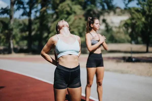 Active Lifestyle Concept Vrouwelijke Atleten Oefenen Buiten Een Stadspark — Stockfoto