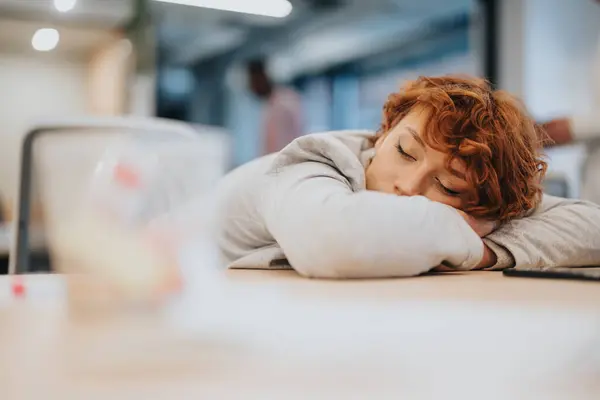 Uma Jovem Empresária Adulta Cansada Com Cabelo Ruivo Vista Dormindo — Fotografia de Stock
