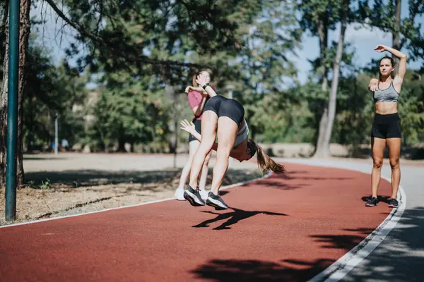 Energetische Meisjes Doen Radslag Stretching Een Zonnig Park Genieten Van — Stockfoto