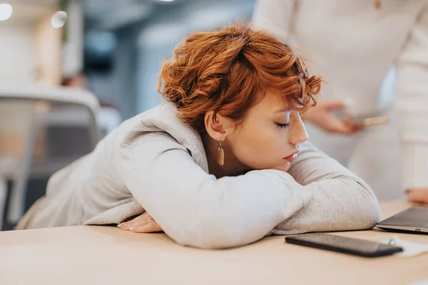 Una Mujer Negocios Cansada Durmiendo Escritorio Oficina Tomando Momento Para — Foto de Stock