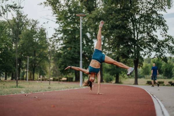 Formda Kız Yeşil Bir Parkta 360 Derecelik Takla Atarken Atletizmini — Stok fotoğraf