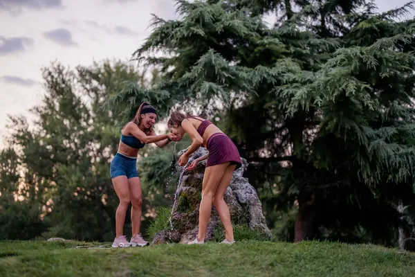 Formda Esnek Dişiler Yorucu Eğitimden Sonra Dışarıda Eğleniyor Parkta Sıçratıyor — Stok fotoğraf