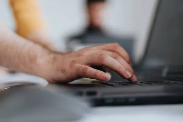 Man Typt Laptoptoetsenbord Sluiten Foto — Stockfoto