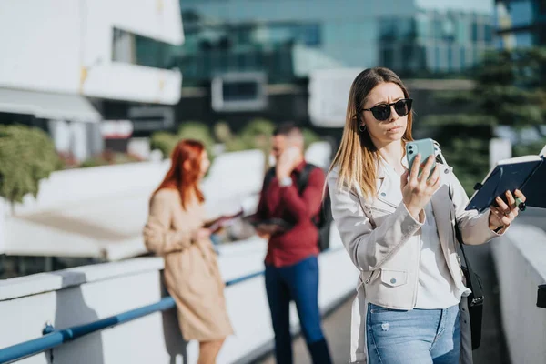 Profesionales Negocios Ciudad Hacen Una Lluvia Ideas Innovadoras Discuten Marketing — Foto de Stock