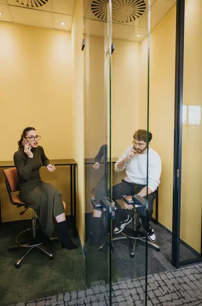 Mannelijke Vrouwelijke Collega Met Telefoongesprekken Moderne Geluiddichte Telefooncellen Kantoor — Stockfoto