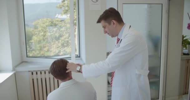 Врач Мужчина Помощью Видеоларингоскопа Осматривает Уши Молодых Пациентов Современной Освещенной — стоковое видео
