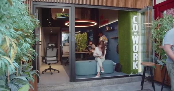 Erfarna Affärsmän Arbetar Tillsammans Ett Modernt Work Utrymme Samla Information — Stockvideo