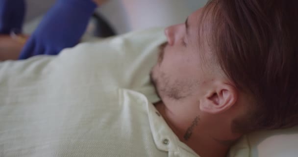 Médico Que Prepara Tubo Salino Para Infundir Brazo Paciente Masculino — Vídeo de stock
