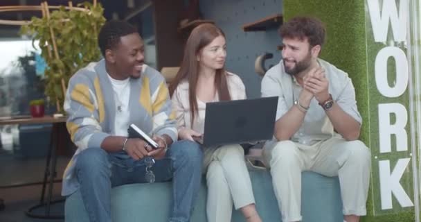 Tres Multiculturales Compañeros Trabajo Trabajando Juntos Lap Top Están Sentados — Vídeos de Stock