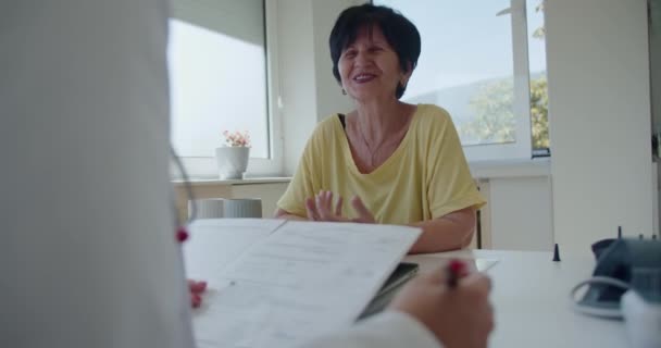 Щасливий Задоволений Пацієнт Похилого Віку Консультується Своїм Головним Лікарем Питань — стокове відео