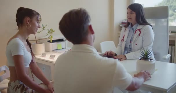 Mladý Pár Konzultuje Doktora Sedí Kanceláři Podstupují Léčbu Vhodnou Terapii — Stock video