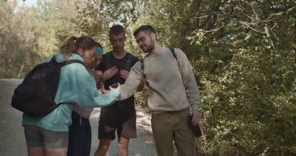 Groupe Amis Sportifs Debout Sur Sentier Dans Forêt Regardant Quelque — Video