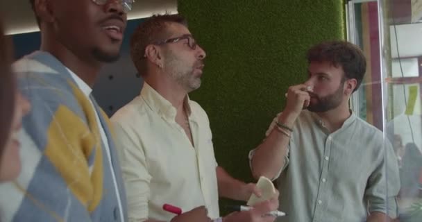Çeşitli Adamları Modern Bir Ofiste Beyin Fırtınası Yapıp Birliği Yapıyorlar — Stok video