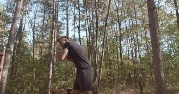 Pessoa Ativa Gosta Dia Ensolarado Floresta Caminhadas Boxe Treinamento Livre — Vídeo de Stock