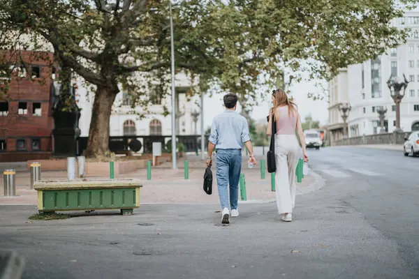 Unga Affärspartners Promenader Stadens Centrum Diskuterar Nya Projekt Och Idéer — Stockfoto