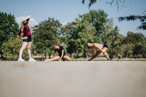 Actieve Vrouwen Die Buiten Trainen Stretchen Vorm Komen Genieten Van — Stockfoto