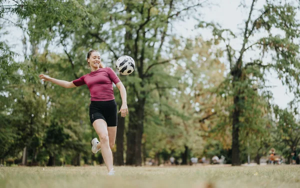 Wspaniała Kobieta Futbolista Kopiący Piłkę Powietrze Przestrzeń Kopiowania — Zdjęcie stockowe