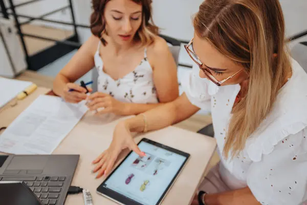 Confident Female Team Creative Office Collaborates Business Ideas Analyzing Reports — Stock Photo, Image