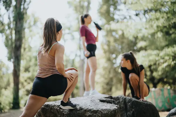 Fit Girls Training Buiten Stretchen Vorm Komen Een Zonnig Stadspark — Stockfoto