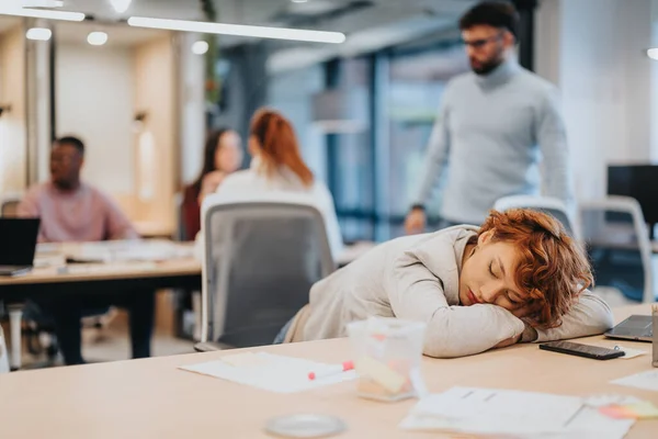 Una Mujer Negocios Cansada Durmiendo Mesa Trabajo — Foto de Stock