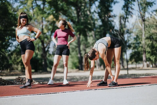 Actieve Vrouwen Joggen Rennen Een Stadspark Genieten Van Buitensporten Fit — Stockfoto