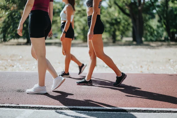 Fitte Mädchen Trainieren Freien Joggen Auf Einer Rennstrecke Stadtpark Aktiv — Stockfoto
