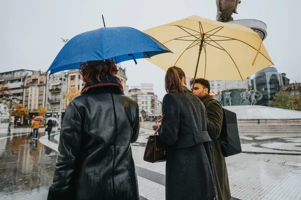 Socios Negocios Discuten Proyecto Día Lluvioso Ciudad Usando Paraguas Para — Foto de Stock
