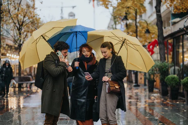 Jungunternehmer Arbeiten Draußen Regen Mit Einem Regenschirm Zusammen Und Diskutieren — Stockfoto