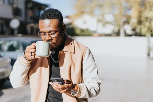 Úspěšný Podnikatel Dává Pauzu Vychutnává Kávu Před Kanceláří Slunečného Dne — Stock fotografie