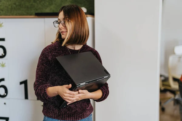 Fantastisk Kvinna Tittar Något Medan Håller Laptop Och Lutar Sig — Stockfoto