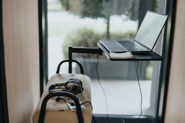 Mobilní Pracovní Stanice Telefonní Budka Židlí Notebook Kompaktním Stole — Stock fotografie
