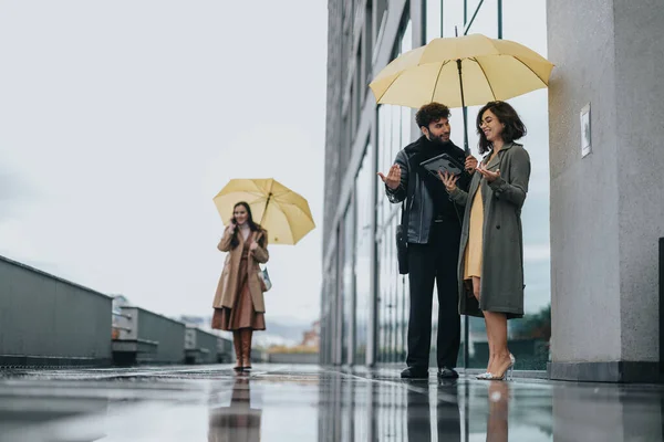 Yağmurda Şehir Sohbeti Sarı Şemsiyeler Altında Iki Kişi — Stok fotoğraf