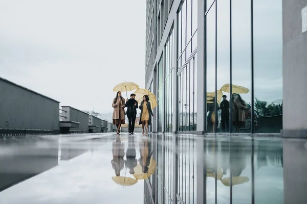 Geschäftskollegen Laufen Mit Regenschirmen Einem Regnerischen Tag Der Stadt — Stockfoto