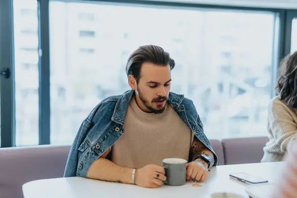 Buen Aspecto Empleado Masculino Pensando Algo Mientras Toma Café Temprano —  Fotos de Stock