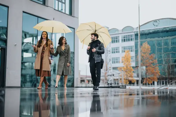 Tři Obchodní Profesionálové Deštníky Procházejí Reflexní Vlhkou Městskou Krajinou Předvádějí — Stock fotografie