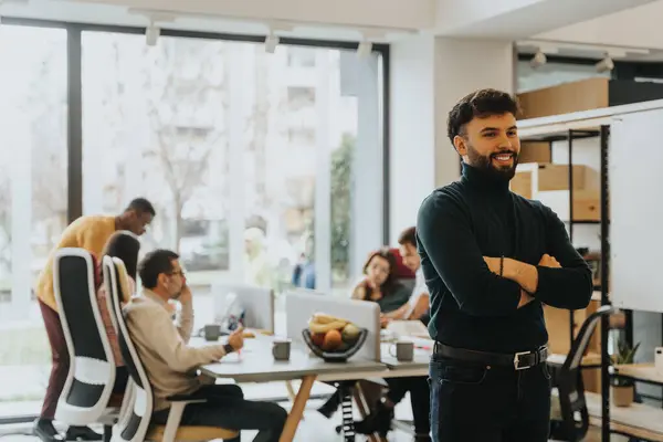 オフィスでポーズする男 スペースをコピーする オフィスでマーケティング戦略を議論する同僚のチーム 彼らは協力してアイデアを共有し ビジネスの成長と収益性のためのソリューションを見つける — ストック写真