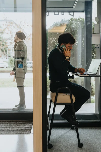办公室电话亭中自信的创业者讨论商业任务 分享成功项目规划的创新理念 — 图库照片