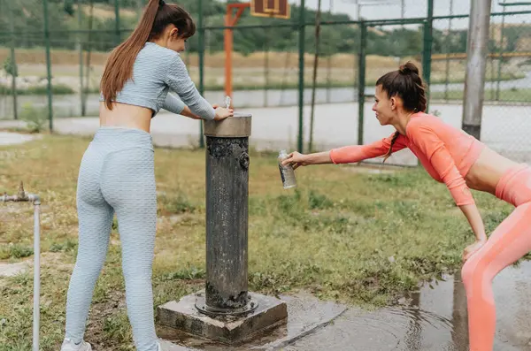 Two Girls Drinking Water Fountain Park Refreshing Themselves Training — Stock Photo, Image