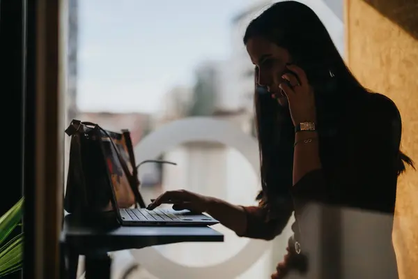 Udane Business Woman Negocjacje Projektu Office Phone Booth — Zdjęcie stockowe